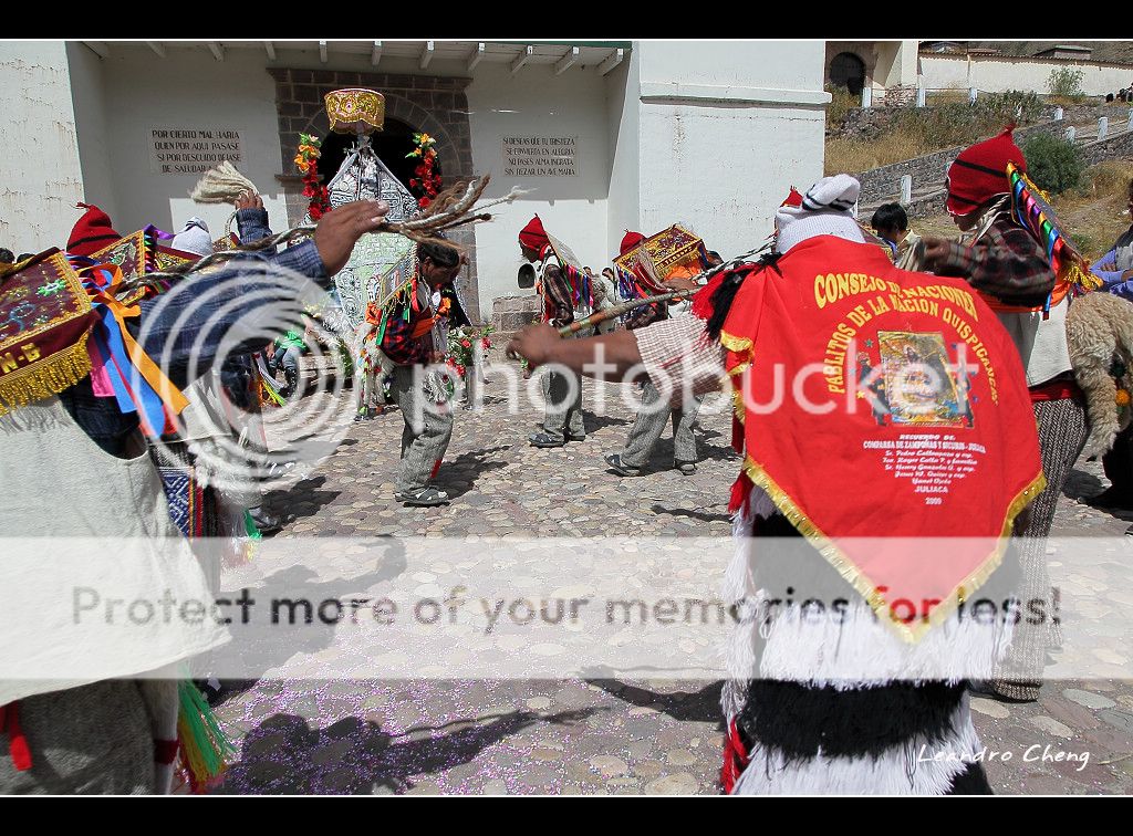 santa ana宗教节庆        几乎所有的宗教仪式里,常常会有鲜艳的颜色